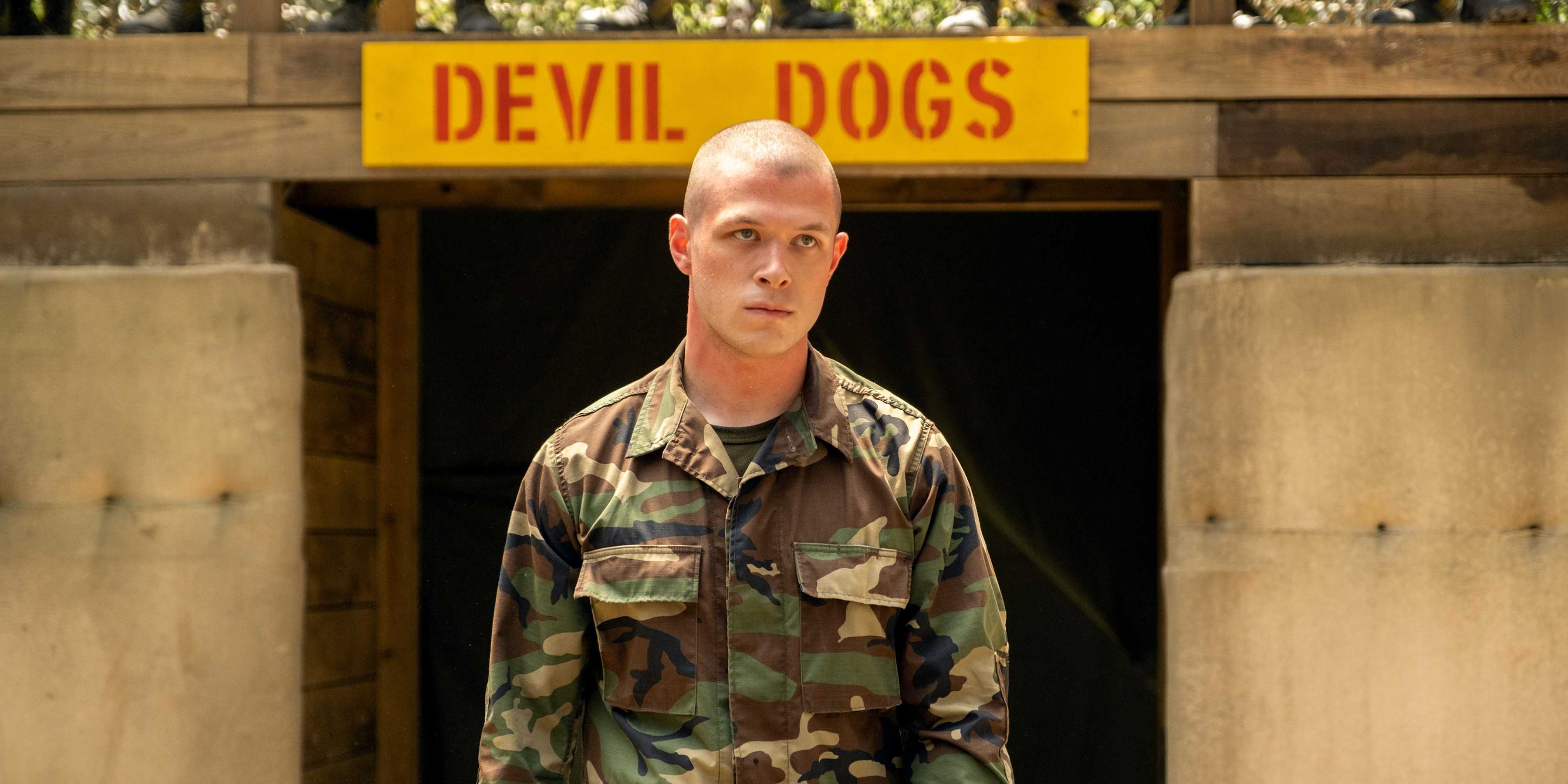 Jones entra al ring de lucha en el episodio 8 de Boots